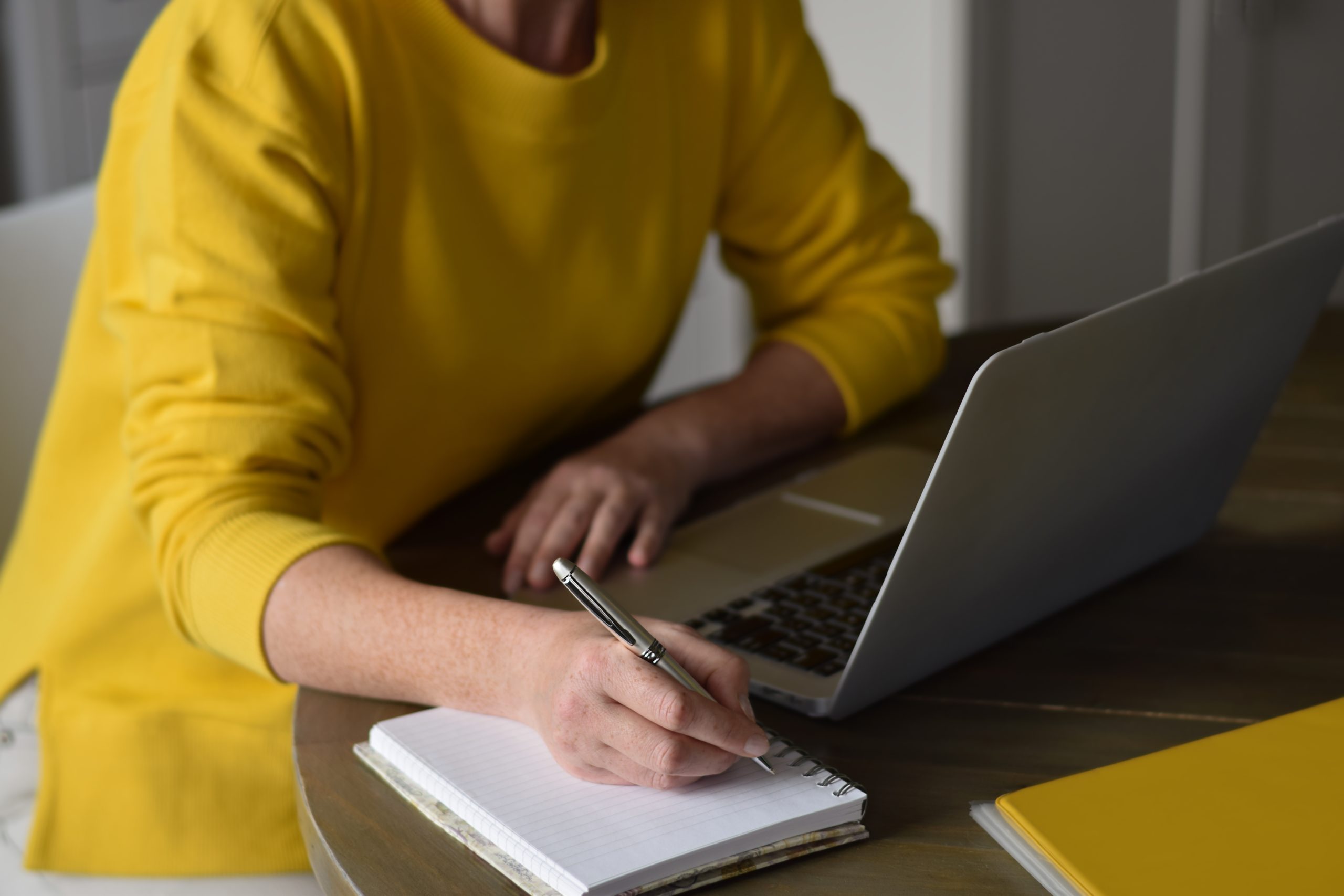 Femme à l'ordinateur qui rédige le contenu d'un site Web